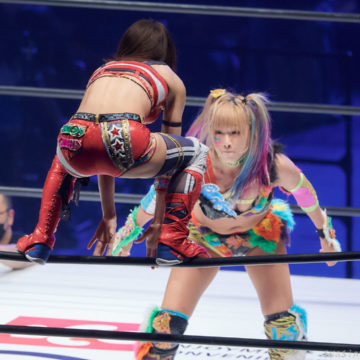 対峙する向後桃とウナギ・サヤカ